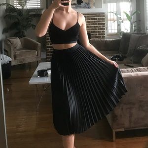 H&M BLACK PLEATED SKIRT